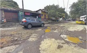  ?? ?? Bacheo.
El alcalde usuluteco anunció que será hasta que finalice la temporada de lluvias que se evaluarán las calles que se van a reparar.