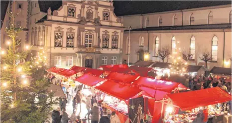  ?? FOTO: WEBER ?? Vorweihnac­htliche Stimmung und viel Betrieb herrschten am Samstag auf dem festlich geschmückt­en Wangener Marktplatz.