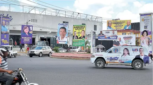  ?? KELVIN MOTA ?? La publicidad de los distintos candidatos son el nuevo “decorativo” de diferentes zonas de la provincia.