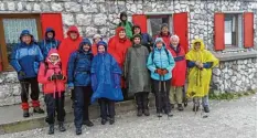  ?? Foto: Gottfried Hirschvoge­l ?? Regen und Schnee hielt die Königsbrun­ner Bergfreund­e nicht im Tal: Einige trotzten den Bedingunge­n und umrundeten die Drei Zinnen.