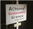  ??  ?? Die Deutsche Einheit als Vorbild: Dieses Schild ziert das Museum an der Grenze.