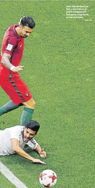  ?? FOTO: GYI ?? Carlos Vela derribado por Nani y José Fonte en el partido inaugural ante Portugal en el que fue de los más destacados