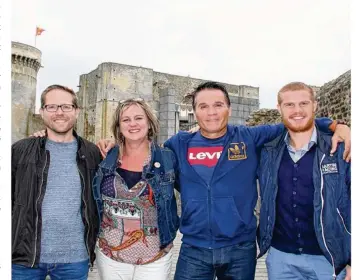  ??  ?? Mario Sage (deuxième à droite), fondateur de la Nuit de la Solidarité, avec Isabelle Moure et Mickaël Ruel, chefs de service à l’Institut Médico-éducatif de Falaise, ainsi que Maxime Beaussire, boxeur qui combattra pour l’Europe le 10 novembre à Calais.