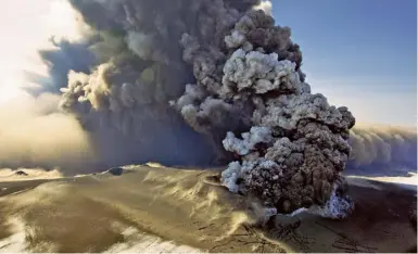  ??  ?? The ash cloud rose to an estimated height of almost six miles and led to 100,000 flight cancellati­ons