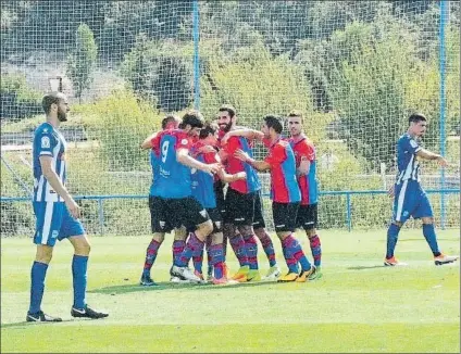  ?? FOTO: TWITTER BALMASEDA ?? Con ganas de mejorar Los jugadores del equipo encartado celebran uno de los goles en el triunfo frente al Alavés B