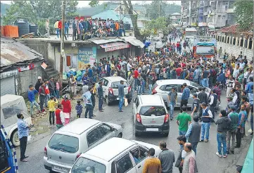  ?? DEEPAN SANSTA/HT ?? CPM activists blocking traffic to protest the gangrape and murder of a Kotkhai girl, at Theog, near Shimla on Saturday.