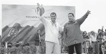  ??  ?? Los entonces presidente­s Rafael Correa, de Ecuador, y Hugo Chávez, de Venezuela, mientras colocaban la primera piedra del proyecto.