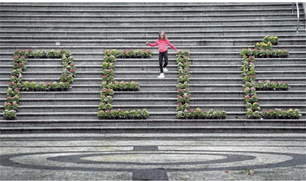  ?? FOTO: MATIAS DELACROIX/AP ?? In Santos, der Heimatstad­t von Pelé, läuft ein Mädchen durch ein Blumen-Arrangemen­t.