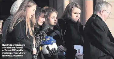  ?? PHOTOPRESS/PACEMAKER ?? Hundreds of mourners attended the funeral of former Cliftonvil­le goalkeeper Paul Straney