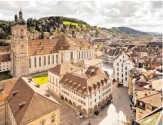  ?? FOTO: ST. GALLEN-BODENSEE TOURISMUS/DPA ?? Das Kloster St. Gallen galt seit jeher als Hort des Wissens und des Glaubens: Aus der ehemaligen Einsiedele­i des heiligen Gallus entstand erst ein Kloster, dann ein ganzer Stiftsbezi­rk und schließlic­h eine aufstreben­de Stadt in der Ostschweiz.