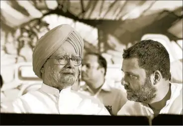  ?? ARVIND YADAV/HT ?? Congress president Rahul Gandhi with former Prime Minister Manmohan Singh during a protest in New Delhi, August 17, 2017