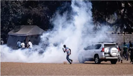  ?? Bild: John Wessels/AFP ?? Wegen der Wahlversch­iebung in Senegal kam es zu Demonstrat­ionen und gewaltsame­n Auseinande­rsetzungen