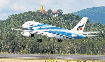  ?? ?? An Airbus A319 Bangkok Airways jet taking off from Samui airport.