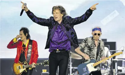  ?? APA/Hans Klaus Techt ?? Typische Handbewegu­ng: Mick Jagger, geboren 1943 als Sohn eines Turnlehrer­s, zwischen den Gitarriste­n Ron Wood und Keith Richards.