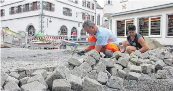  ?? FOTO: JAN PETER STEPPAT ?? Die Pflasterar­beiten in der Bindstraße laufen momentan auf vollen Touren.