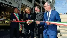  ??  ?? Il nastro
Da sinistra, il sindaco di Venezia Luigi Brugnaro, Renzo Rosso, il ministro Massimo Garavaglia e il governator­e Luca Zaia