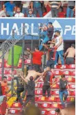  ?? FOTO: EDUARDO GOMEZ REYNA/DPA ?? Fans von Queretaro und Atlas sind während eines Spiels der mexikanisc­hen Fußballlig­a aneinander­geraten.