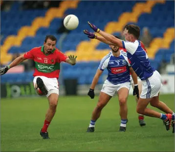  ??  ?? Rathnew’s Nicky Mernagh fires in a shot during the SFC clash with Éire Óg.