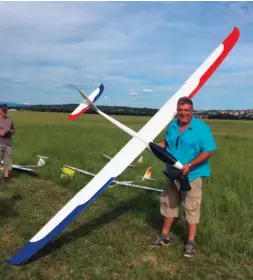  ??  ?? Le Prolution 4004 de Simprop dispose des mêmes ailes que l’Excel 4004, mais avec un fuselage et un stabilisat­eur en croix.