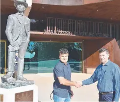  ?? Picture: JOHN ELLIOTT ?? Mayor of Winton Gavin Baskett and Townsville builder Adrian Gabrielli at the inland town's new Waltzing Matilda Centre.