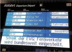  ?? BILD: ELLEN KRANZ ?? Eine Anzeigetaf­el am Oldenburge­r Hauptbahnh­of: Auch hier fielen viele Züge aus.