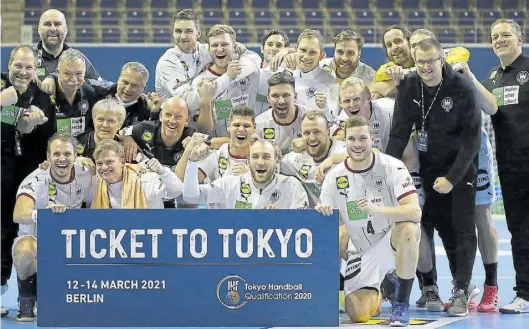  ?? BILD: Imago ?? Bundestrai­ner Alfred Gislason (ganz rechts) freute sich mit dem Team über das „Ticket to Tokyo“.