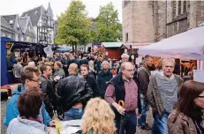  ?? RP-FOTO/A: DJ ?? Viele Menschen bevölkern den Markt beim Heimatfest. Das Wetter spielt keine große Rolle, sagen die Mettmanner. Wetterfest – Heimatfest.