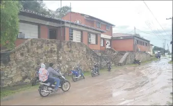  ??  ?? El Hospital Regional de Fuerte Olimpo donde no funciona ni el ecógrafo.