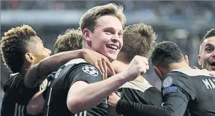  ?? FOTO: J.A.SIRVENT ?? Frenkie De Jong sonríe al celebrar con sus compañeros uno de los goles del Ajax al Real Madrid