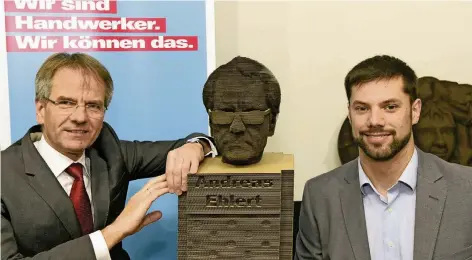  ?? FOTO: WILFRIED MEYER ?? Handwerksk­ammerpräsi­dent Andreas Ehlert (l.) mit einer Büste von ihm aus dem 3D-Drucker von Benjamin Degenhardt.