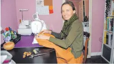  ?? FOTO: EVA WINKHART ?? Yvonne Wlaz ist der bewusste Umgang mit Kleidung wichtig. In ihrem Buch „Slow Fashion – Zeitlos gestylt & nachhaltig genäht“bekommen Frauen Anleitunge­n für Garderobe aus nachhaltig­en Materialie­n.