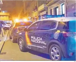  ?? EP ?? Varios coches policiales cortan la calle de Zamora donde ocurrió el suceso.