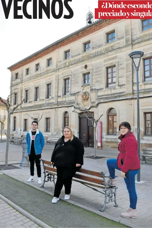  ??  ?? Iván Juguera, Raquel Ursúa y Mª Eugenia Jiménez, falcesinos encargados de organizar el ‘escape room’ de Falces, junto al antiguo hospital.