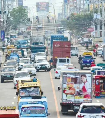  ?? (SUN.STAR FOTO/ALLAN CUIZON) ?? DAILY GRIND. Traffic builds up on M.C. Briones St. in Mandaue City. A resolution addressed to House Speaker Pantaleon Alvarez points to “the lack of a comprehens­ive, scientific study” covering all the local government­s affected by growing traffic and...