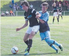  ?? FOTO: MARKUS PEIKER ?? Jannik Fetzer (links) von der SG Baar schirmt hier den Ball geschickt gegen einen Gästespiel­er ab.