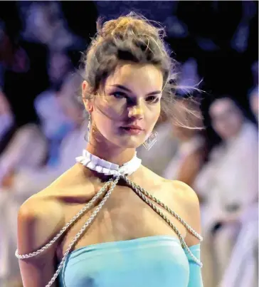  ??  ?? Collares, pulseras, anillos, aretes y lentes, fueron presentado­s por diseñadore­s mexicanos en este desfile