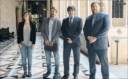  ?? CÉSAR RANGEL ?? Alamany, Domènech, Puigdemont y Junqueras posan ante los periodista­s justo antes de la reunión