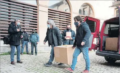  ?? JAVIER BLASCO / EFE ?? Dos técnicos bajan frente al museo de Barbastro una de las dos cajas con piezas del museo de Lleida