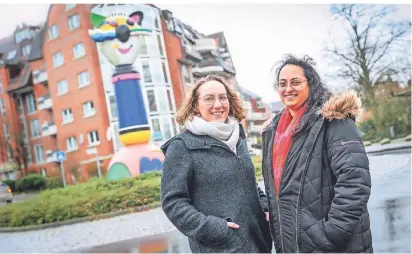  ?? FOTO: MELANIE ZANIN ?? Die Hebammen Miriam Kronenberg (l.) und Reena Suri begleiten junge Familien in Grevenbroi­ch.