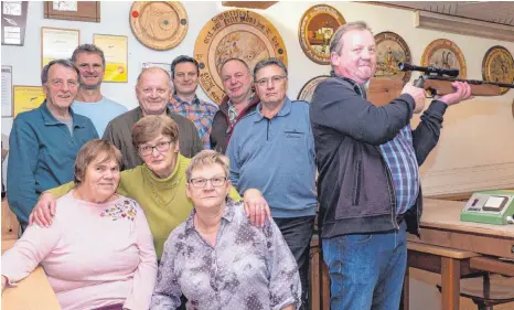  ?? FOTO: CLAUDIA BUCHMÜLLER ?? Zollenreut­er Freizeit- und Aulendorfe­r Sportschüt­zen treffen sich im Schießstan­d des ESV-Sportheims Aulendorf.