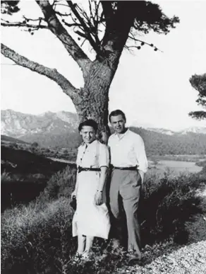  ??  ?? L’âme soeur. Laure et Jean Moulin dans les Alpilles à l’été 1938. Page de dr., Laure Moulin en 1942, l’année où son frère lui remet la lettre de mission de De Gaulle lui demandant d’unifier les mouvements de résistance.