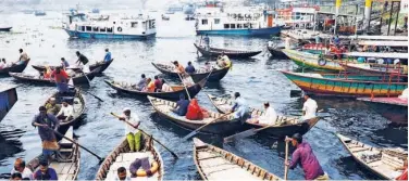  ?? Reuters ?? Boats are carrying passengers to cross the Buriganga river in Dhaka on Tuesday.