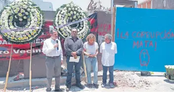  ??  ?? Frente a las ruinas del edificio de Zapata 56, en la colonia Portales, el candidato de Morena a la alcaldía de Benito Juárez, Fadlala Akabani, dijo que si la autoridad no hizo su trabajo en materia de construcci­ón fue debido a la corrupción.