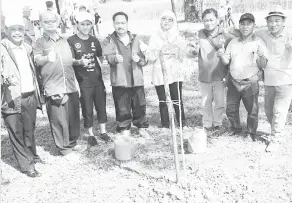  ?? ‘Anti Litter Walk’ ?? RODZIAH, Barayan (tengah) serta yang lain menyempurn­akan penanaman pokok simbolik perasmian Program Peringkat Daerah Tatau.