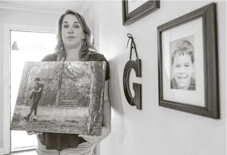  ?? Rodolfo Gonzalez / Austin American-Statesman file ?? Discussion of officer-involved shootings has already contribute­d reforms in Texas, such as in the case of Garrett McKinney, whose mother, Sherene Mayner, holds his photo at her Austin home. McKinney, 21, was shot and killed outside a hospital in 2015.