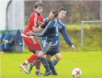  ?? FOTO: JOSEF KOPF ?? In der Vorrunde behielt der SV Gebrazhofe­n (rote Trikots) gegen den SV Maierhöfen-Grünenbach II im Spitzenspi­el mit 4:1 die Oberhand.