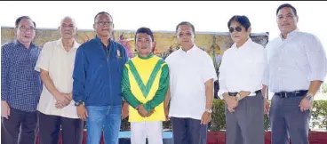  ??  ?? Philracom officials are shown with SC Stockfarm trainer Chito Santos and jockey John Alvin Guce, who steered El Debarge to victory in the 2017 Philracom Juvenile and Fillies 2YO Stakes Race, one of the highlights of the Mayor Ramon D. Bagatsing Racing...