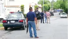  ??  ?? Peritos y agentes de investigac­ión acudieron al lugar del crimen en la colonia Paseo Residencia­l, en el sur de la ciudad de Monterrey, para iniciar la indagatori­a.