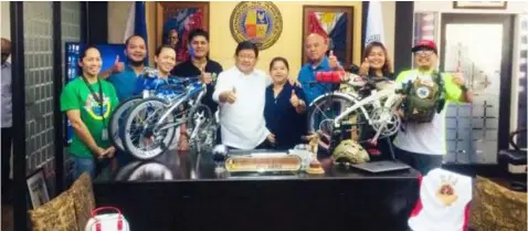  ?? — Reynaldo G. Navales ?? EDPAM AND THE BIKERS. committee led by Pio Fortuno, Jr. Mayor Edgardo Pamintuan poses with members of the Tour of the Fireflies organizing