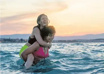  ?? ?? Zwei Schwestern wagen eine riskante Flucht, die sie von Syrien über Deutschlan­d bis hin zur Olympiade 2016 führt – Nathalie und Manal Issa in „Die Schwimmeri­nnen“auf Netflix.